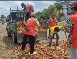 Cegah Kecelakaan GML Metro Kembali Timbun Jeglongan Jalan di Banjarsari