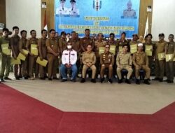 Raden Adipati Surya Serahkan Perbup Tapal Batas Kampung pada Seluruh Kepala Kampung