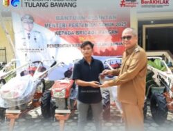 Ferli Serahkan Traktor