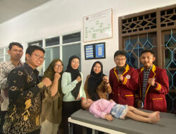 Mahasiswa UTI Serahkan Pengukur Tinggi-Berat Otomatis Batita