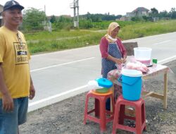 Pemilik Warung Pakde Ndut Berbagi Takjil di Jalan Terusan Ryacudu