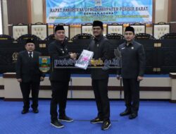 Dedi Irawan Sampaikan LKPJ Bupati Tahun Anggaran 2024 Ke DPRD Pesibar