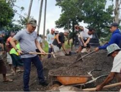 Walikota Metro Turun Langsung Gotong Royong Timbun Jalan Rusak di Sepanjang Jalan Garuda