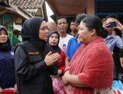 Wulan Mirza Kunjungi Korban Banjir di Panjang, Serahkan Bantuan dan Sampaikan Belasungkawa