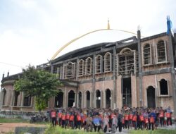 UTI Bagikan Bingkisan ke Pekerja Pembangunan Masjid Al Hijrah Kota Baru