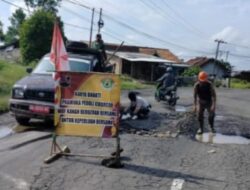 Satgas Pramuka Peduli Kwartir Cabang Way Kanan Perbaiki Jalan Rusak