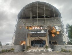 Faktor Alam, Diduga Penyebab Runtuhnya Ornamen Gedung DPRD Pesawaran.