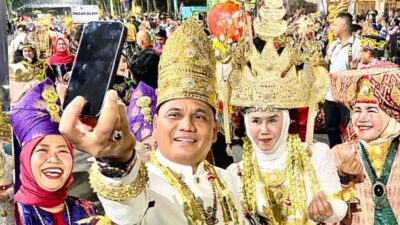 Curi Perhatian!  Wali Kota Metro Pakai Baju Adat Lampung di Surabaya