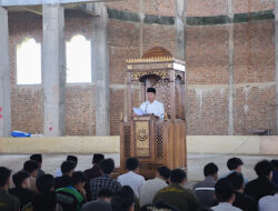 Jadi Khotib, Wakil Rektor UTI Ajak Jamaah Berkarya Nyata