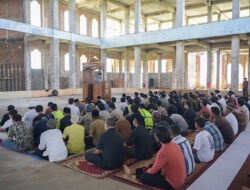 Sholat Jumat Perdana, Rektor UTI Minta Umat Islam Makmurkan Masjid Al Hijrah Kota Baru