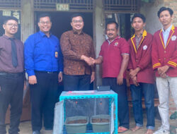 Mahasiswa UTI Serahkan Alat Penyemai Benih Cabai Berbasis IoT