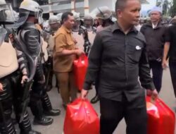 Aksi Damai di Lampung: Pegawai Pemprov Bagikan Snack untuk Massa Unjuk Rasa