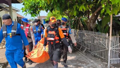 Tim SAR Gabungan Evakuasi Jenazah Nelayan di Perairan Pulau Sebesi