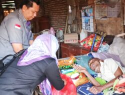 Peduli Lansia, SMSI Way Kanan Bantu Kakek 100 Tahun yang Hidup Sendirian