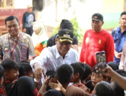Bupati Lamteng Kunjungi Murid SD di Selagai Linggai