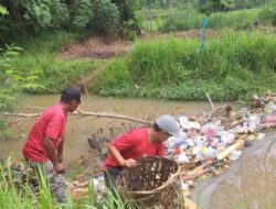 Cegah Banjir GML Angkut Sampah di Irigasi Banjarsari