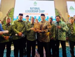 Milad ICMI, Rektor UTI Kasih Cinderamata Buatan Mahasiswa ke Menteri Koperasi dan UMKM
