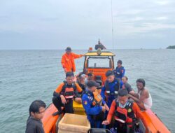 Basarnas Dan Tim SAR Gabungan Evakuasi Lima Nelayan di Perairan Pulau Segama