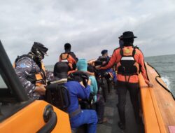 Nelayan Jatuh dari KM Doa Ibu, Tim SAR Gabungan Lakukan Pencarian