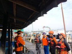Nelayan Diduga Terjatuh Saat Menjaring Ikan, Tim SAR Lanjutkan Pencarian di Perairan Dente Teladas