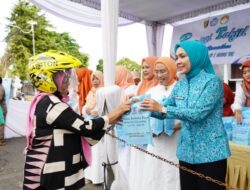Ramadan Penuh Kepedulian, TP PKK dan DWP Provinsi Lampung Kembali Bagikan Takjil di Depan Mahan Agung