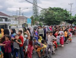 Diguyur Hujan, Aksi Berbagi Takjil TP. PKK dan DWP Provinsi Lampung Tetap Disambut Antusias Warga