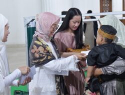 Yayasan Teknokrat Bagikan Zakat di Sekitar Masjid Al Hijrah Kota Baru