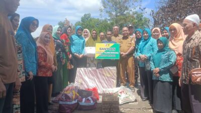 Ketua TP PKK Herlinawati Qudrotul Berikan Bantuan Korban Kebakaran