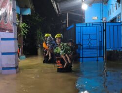 Basarnas Lampung Beserta Tim SAR Gabungan Evakuasi 109 Warga Terdampak Banjir di Bandar Lampung