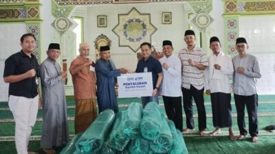 BRI Kanca Metro Bersama YBM BRILiaN Salurkan 18 Gulung Karpet Sajadah untuk Masjid Nur Hidayah