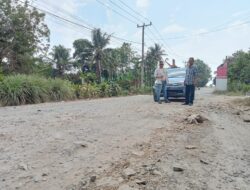 Jalan Raya Gotong Royong Rusak Bertahun-tahun Dibiarkan