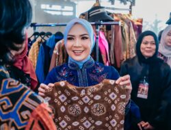 Ketua Dekranasda Provinsi  Lampung Tampil di Catwalk, Tegaskan Dukungan bagi Kebangkitan Industri Kreatif Daerah