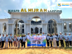 Peserta BTI 2026 Bidang Kecerdasan Artifisial Perkuat Nilai Karakter melalui Sholat Jumat Bersama Rektor UTI di Masjid Al-Hijrah Kota Baru