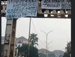 Spanduk Bertuliskan Tangkap dan Adili Andra Soni, Ada Mafia APBD Beredar ‎