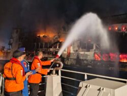 Tim SAR Gabungan Evakuasi 460 Orang saat KMP Batu Mandi Terbakar di Pelabuhan Merak