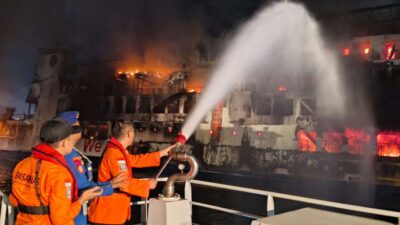 Tim SAR Gabungan Evakuasi 460 Orang saat KMP Batu Mandi Terbakar di Pelabuhan Merak